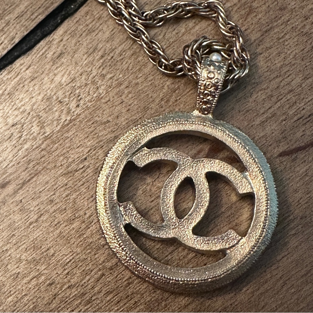 ❌SOLD❌Chanel
2023 Faux Pearl CC Pendant Necklace - Picture 8 of 13